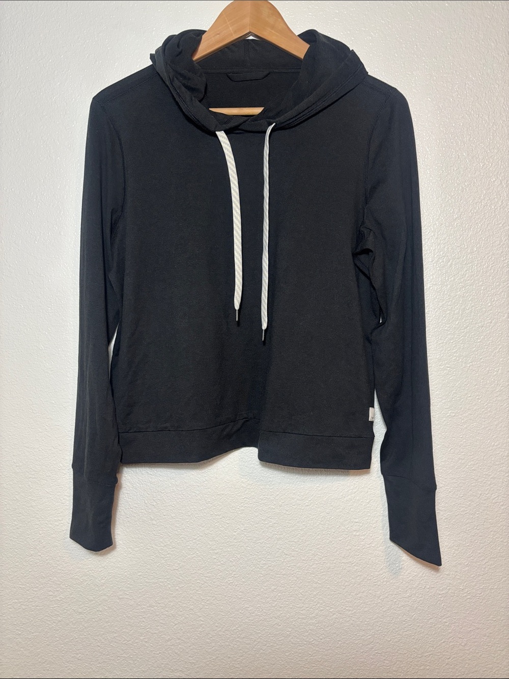 Vuori Halo Essential Hoodie Black Slight Crop Size Medium Athleisure Cozy Active